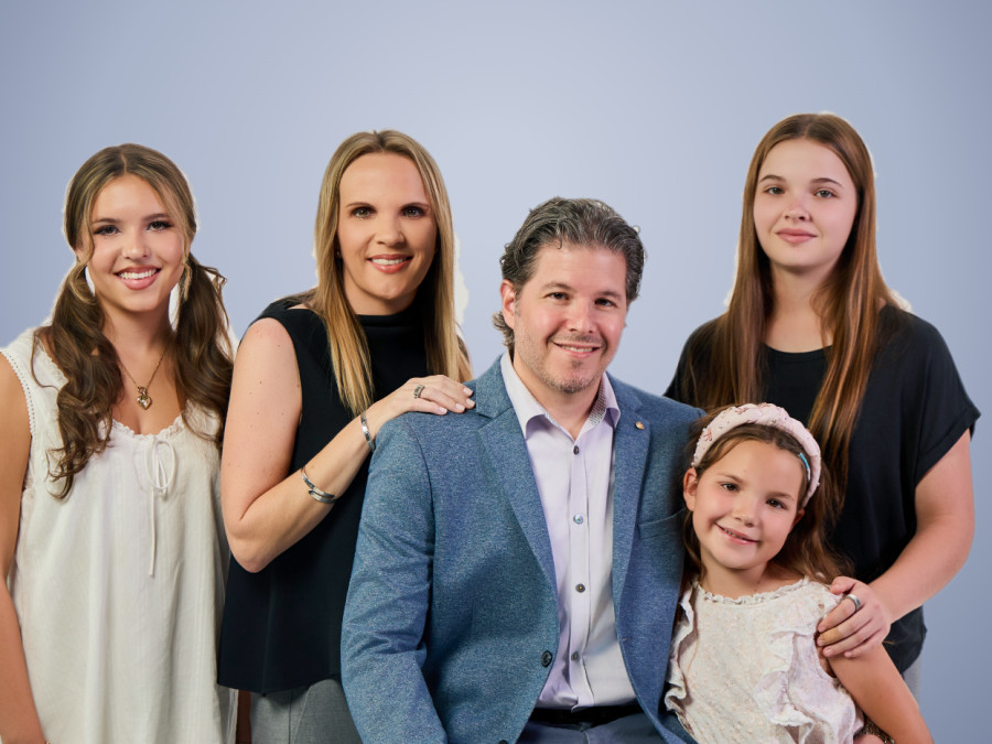 Mike Lurie with his wife Bonnie and their three daughters